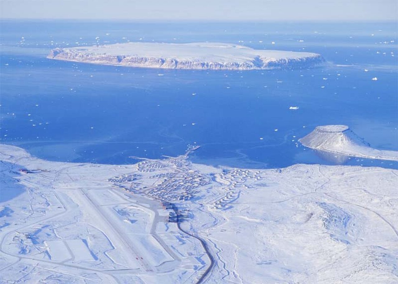Luftaufnahme der Pituffik Space Base (früher Thule Air Base) auf Grönland