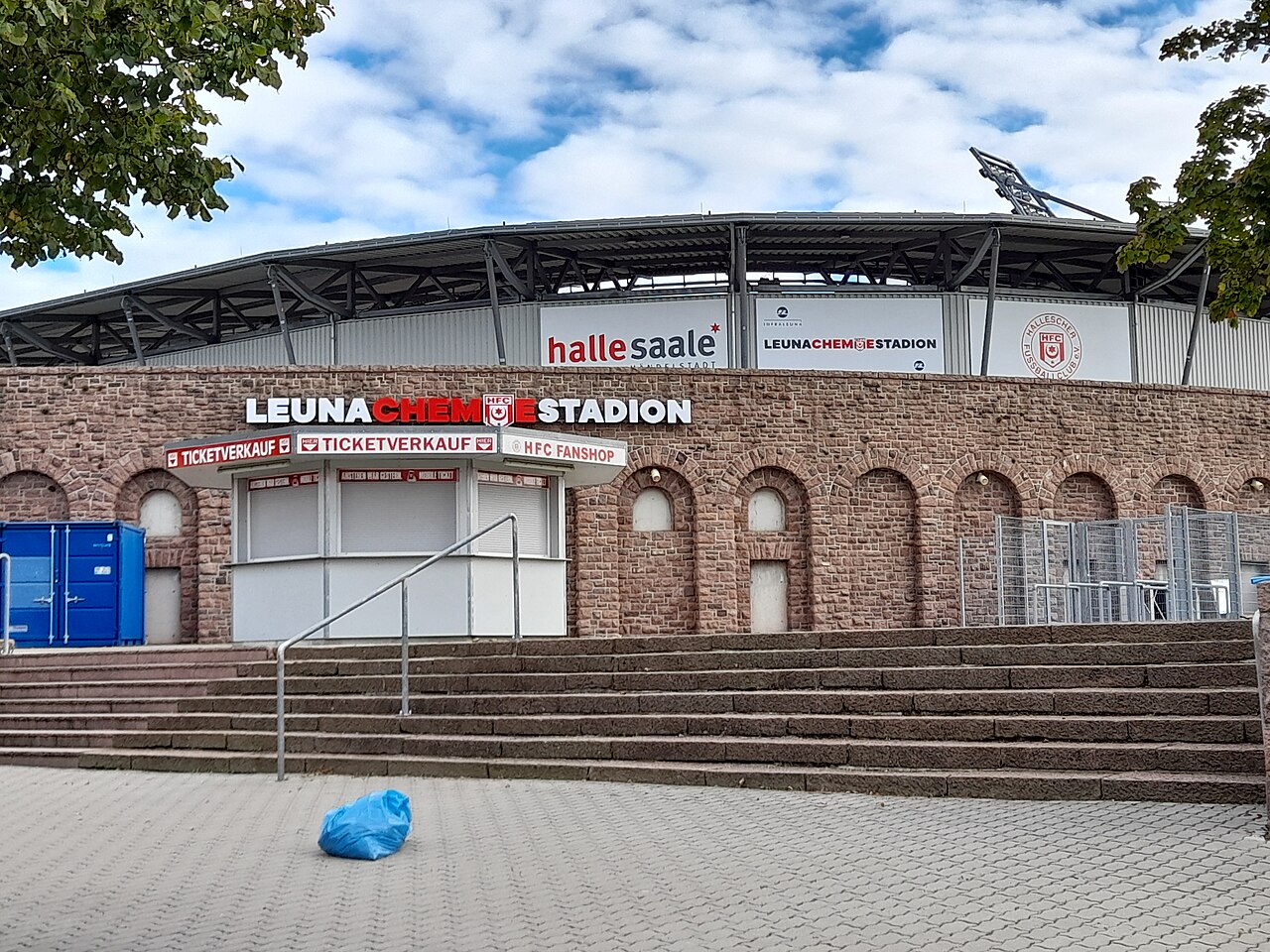 Leuna-Chemie-Stadion in Halle (Saale), Heimspielstätte des Hallescher FC beim DFB-Pokal-Duell mit Schalke 04