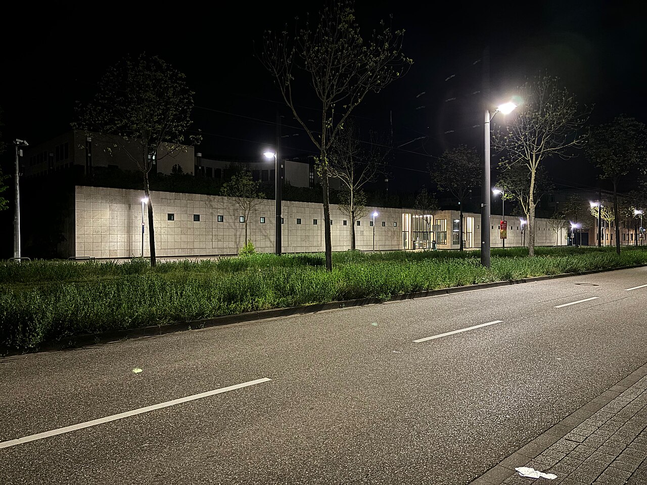 Sitz des Generalbundesanwalts in der Brauerstraße 30 in Karlsruhe bei Nacht.