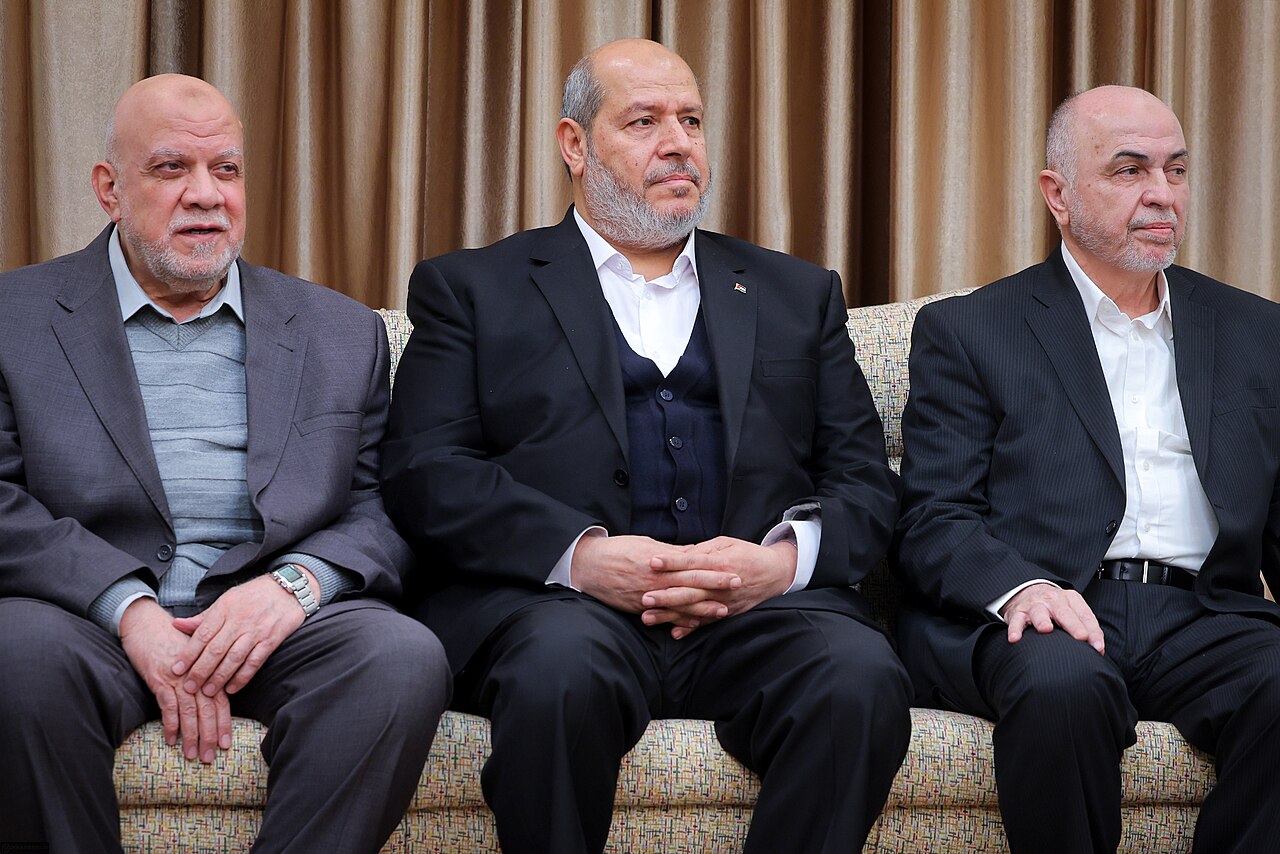 Chalil al-Haja (links) mit Muhammad Ismail Darwish und Nizar Awadallah bei einem Treffen mit dem iranischen Obersten Führer Ali Chamenei in Teheran im Februar 2025