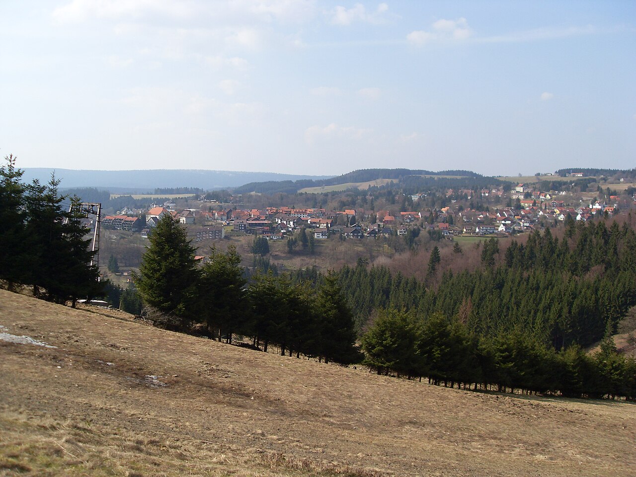 Blick vom Matthias-Schmidt-Berg auf Sankt Andreasberg im Oberharz, Schauplatz der ARD-Krimireihe „Harter Brocken"