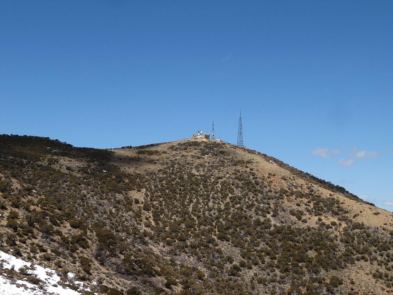 Blick vom Gipfel des Peavine Mountain über Reno und das Truckee-Meadows-Tal, dahinter die Sierra Nevada