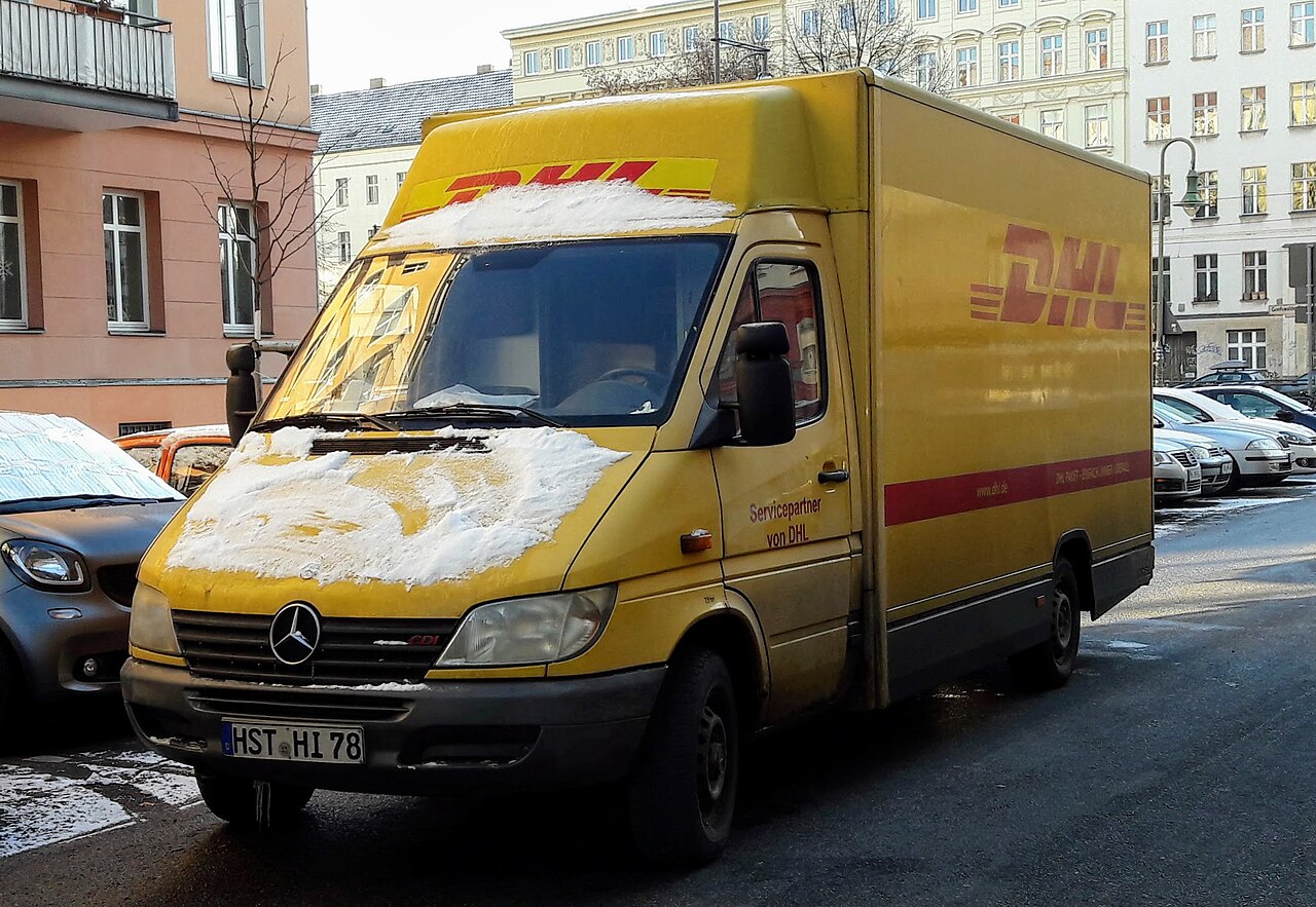 Zustellfahrzeug eines DHL-Partners in Berlin - Sinnbild für das Massengeschäft mit Kleinpaketen.