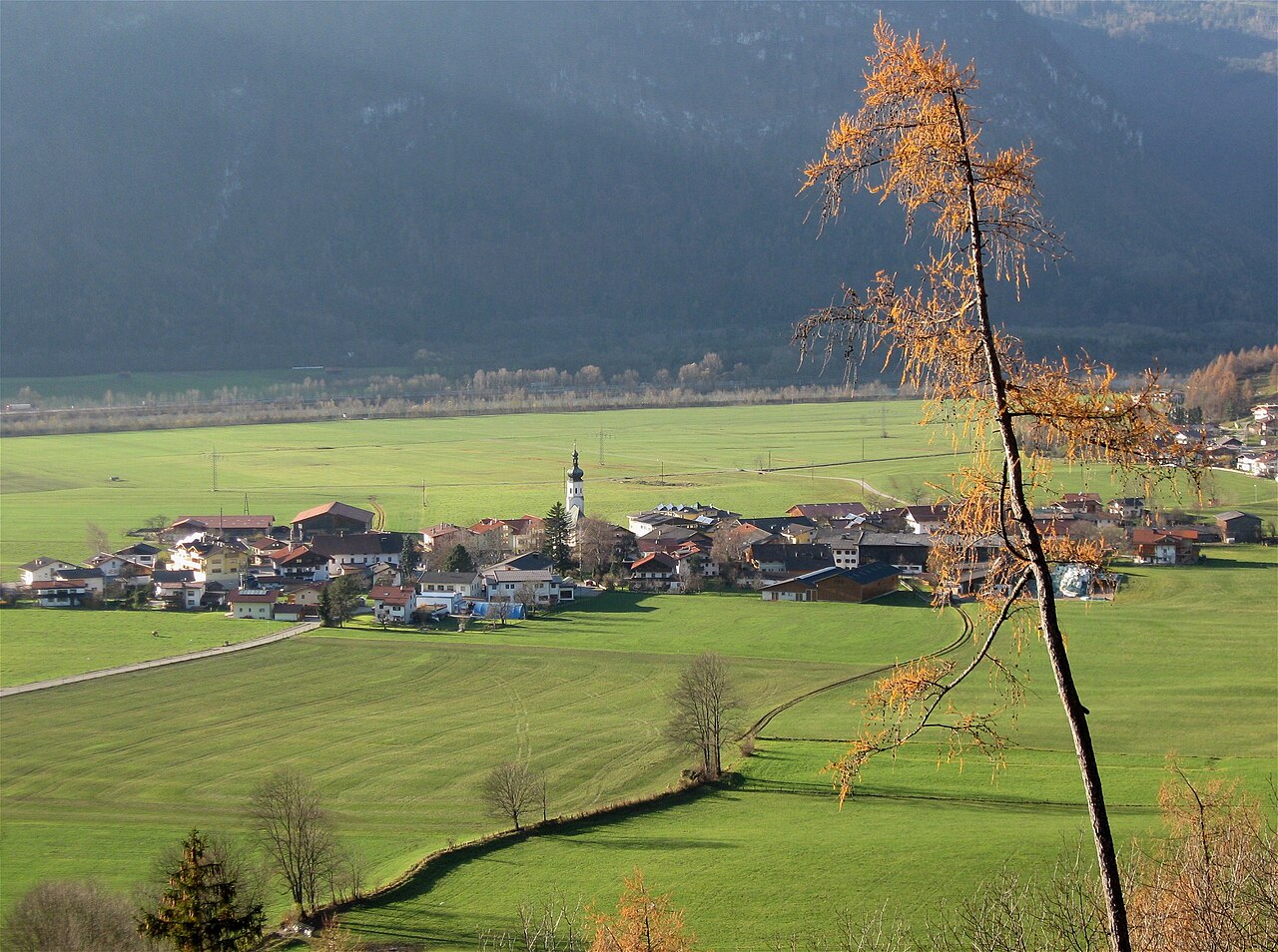 Blick auf die Tiroler Gemeinde Erl im Bezirk Kufstein, wo Alexander Held nach seinem letzten Wunsch neben seiner Frau bestattet werden wollte