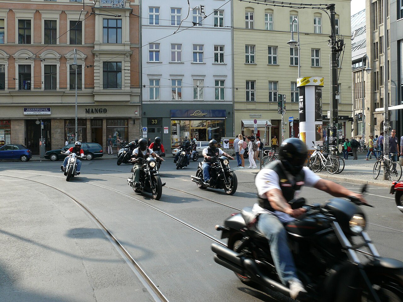 Mitglieder der Hells Angels in der Neuen Schönhauser Straße in Berlin-Mitte