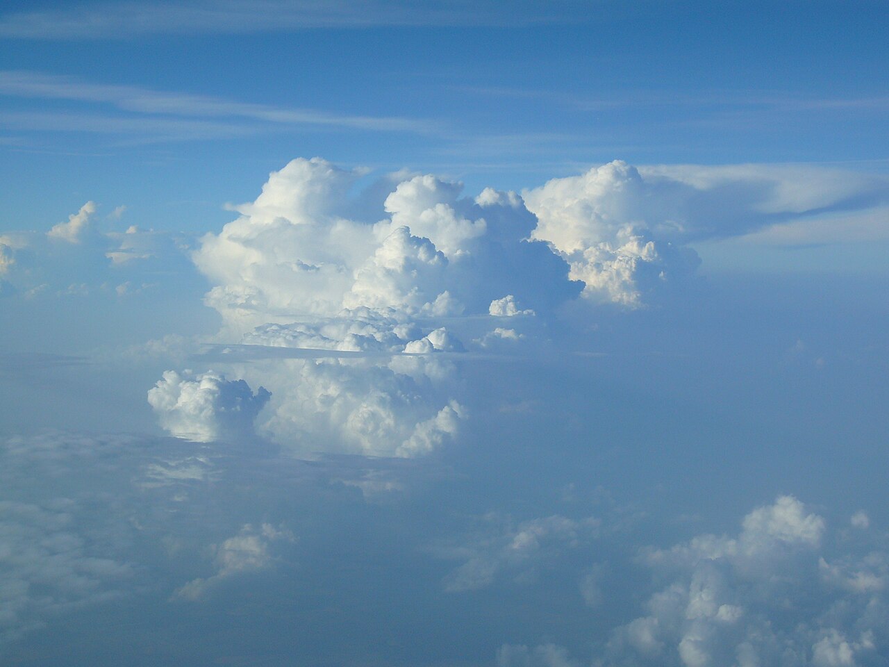 Isolierte Gewitterwolke vom Typ Cumulonimbus über der deutsch-tschechischen Grenze, fotografiert aus etwa 8.000 Meter Flughöhe.
