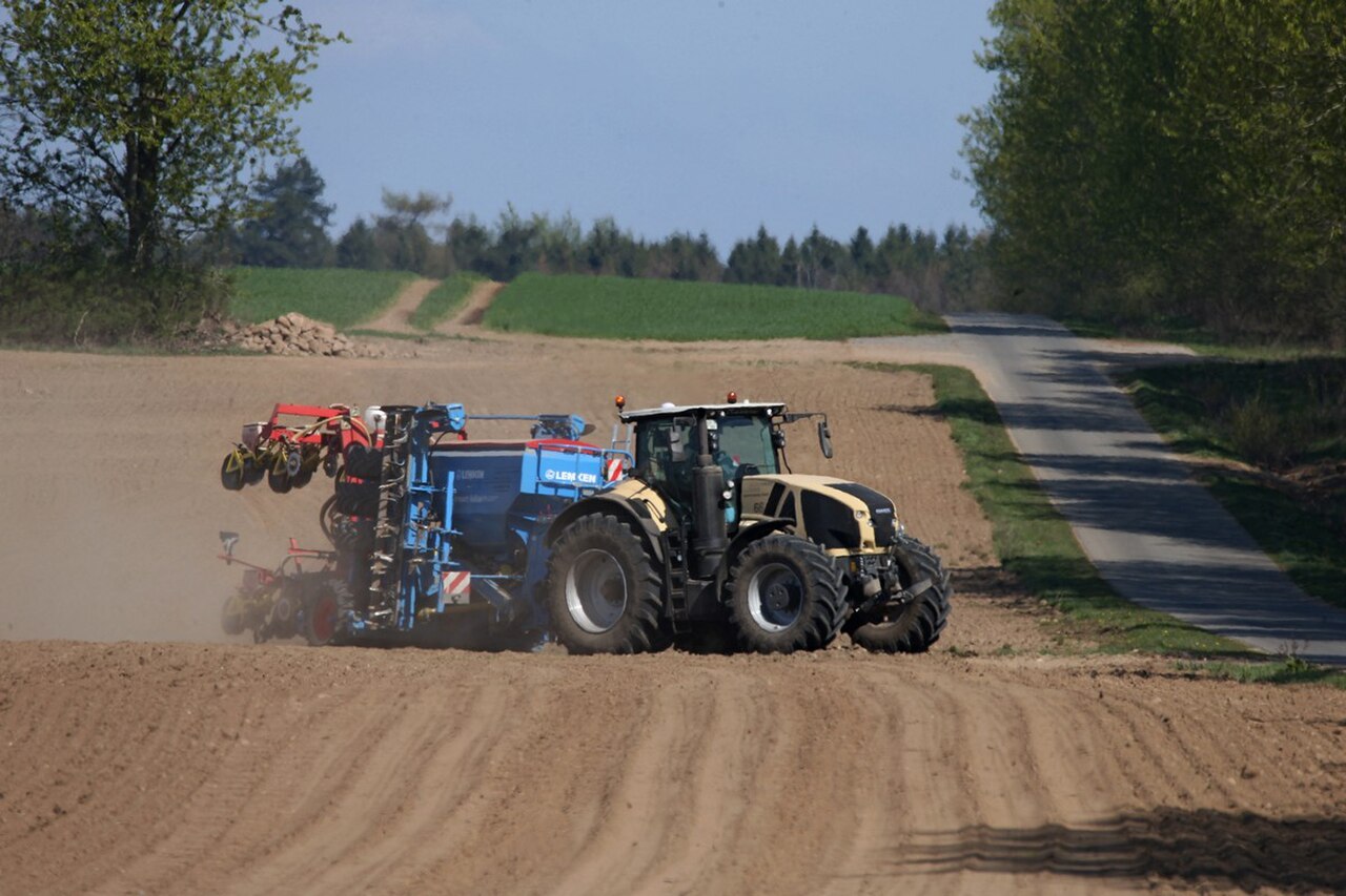 Sämaschine auf ausgetrockneter Erde in Südmecklenburg - sichtbare Folgen langer Trockenphasen in der deutschen Landwirtschaft.