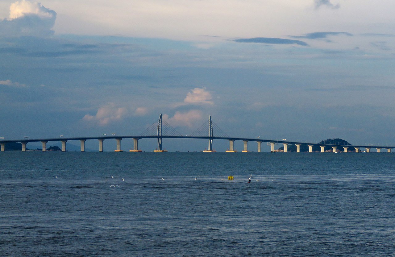 Blick auf den Westabschnitt der Hongkong-Zhuhai-Macau-Brücke - eines der Grenzübergänge, an denen die Hongkonger Zollfahnder gefälschte WM-Artikel sicherstellten.
