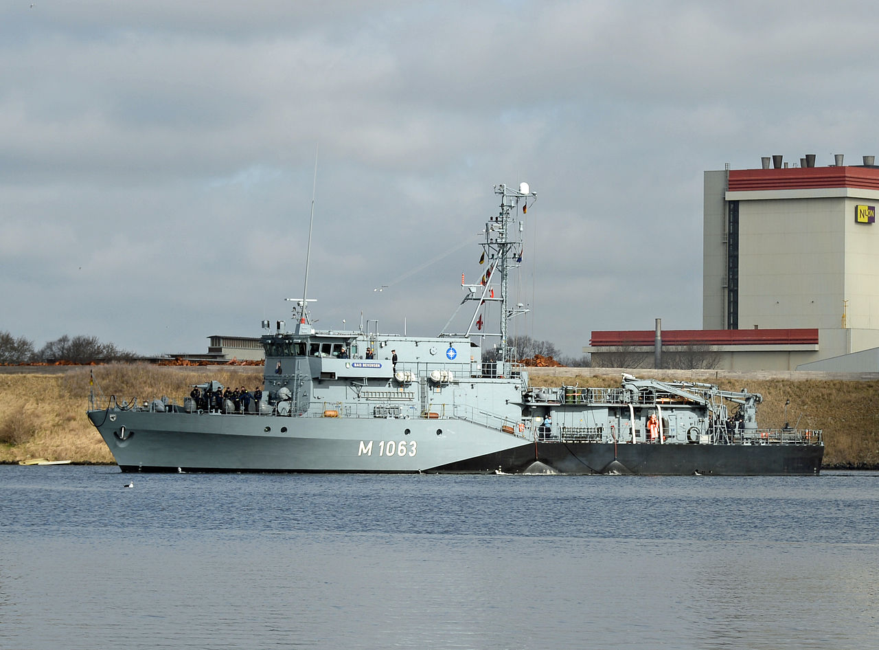 Minenjagdboot der Frankenthal-Klasse der Bundeswehr im Nordseekanal bei IJmuiden