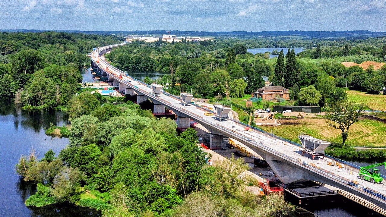 Das geschwungene Colne-Valley-Viadukt der HS2-Strecke im Bau westlich von London.