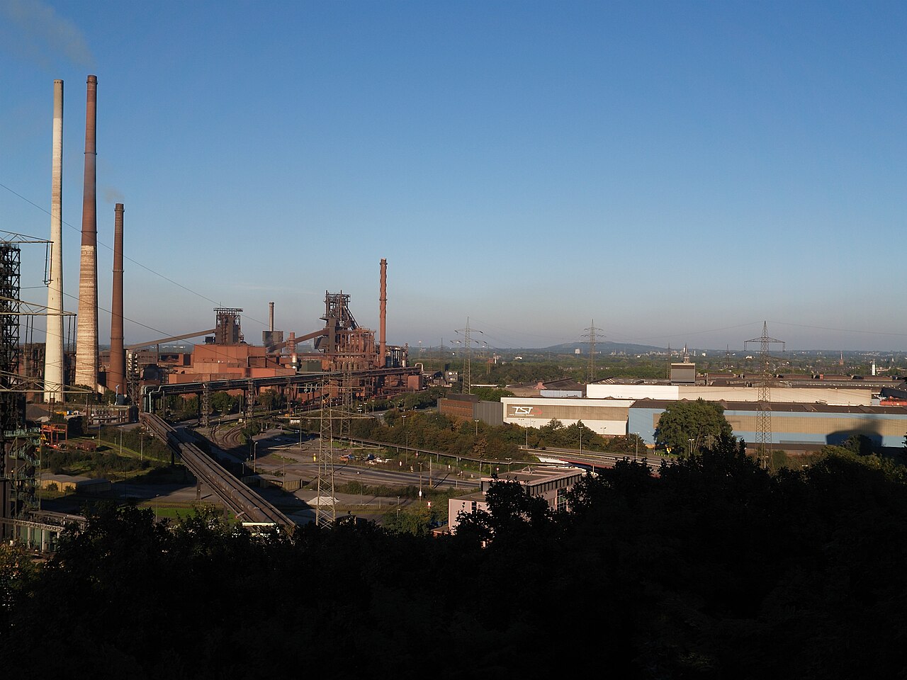 Blick vom Alsumer Berg in Duisburg auf die Hochöfen des Thyssenkrupp-Werks.