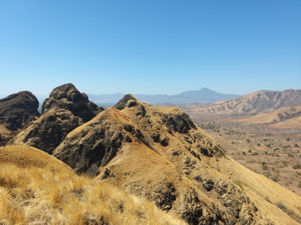 Blick vom Bukit Weworowet über die Landschaft des Regierungsbezirks Nagekeo auf der Insel Flores in Indonesien.