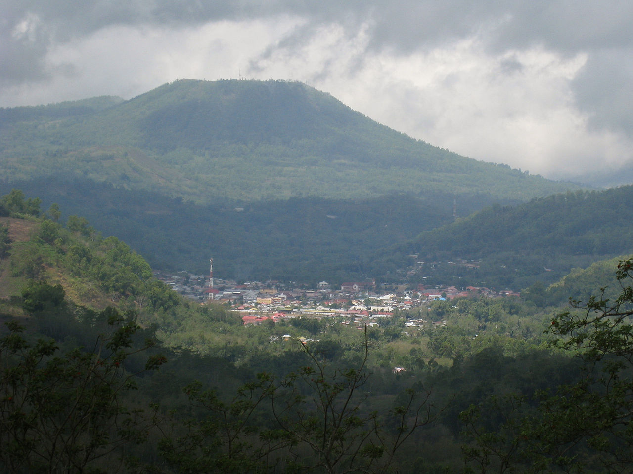 Blick über die Kleinstadt Bajawa auf der indonesischen Insel Flores, umgeben von Vulkanen und Regenwald.