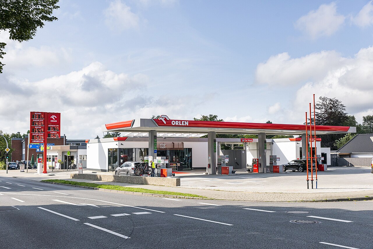 Eine Orlen-Tankstelle in Flensburg mit Preistafel