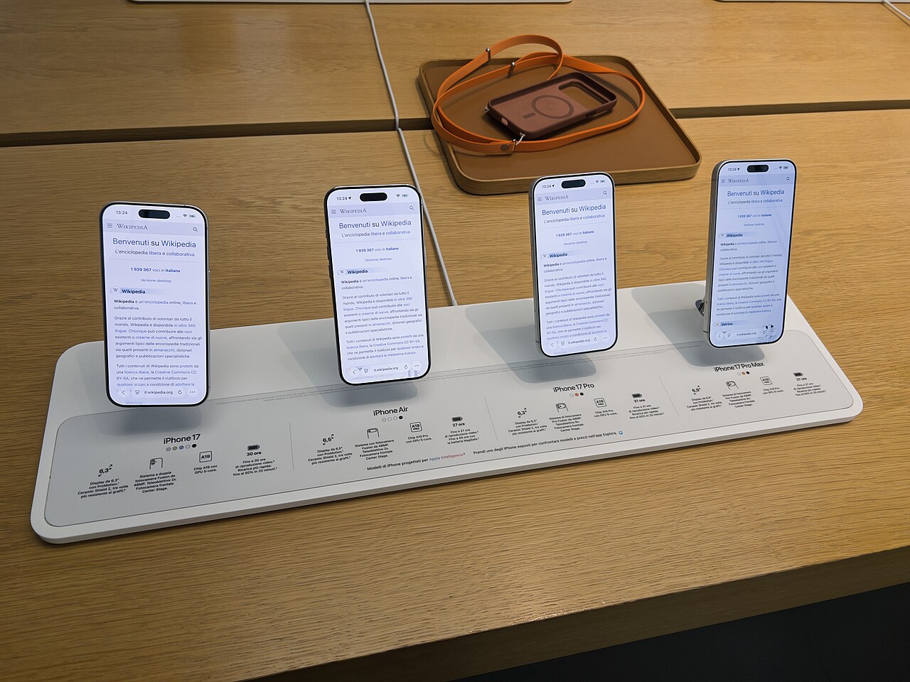 Vier aktuelle iPhone-Modelle - iPhone 17, iPhone 17 Air, iPhone 17 Pro und iPhone 17 Pro Max - nebeneinander liegend.