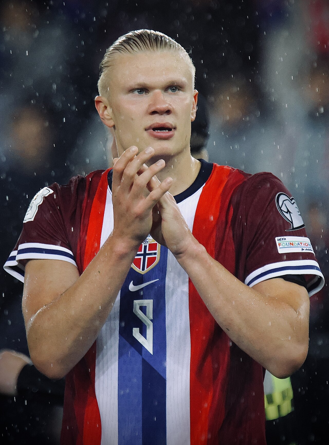 Erling Haaland applaudiert im norwegischen Trikot während der WM-Qualifikation im Juni 2025