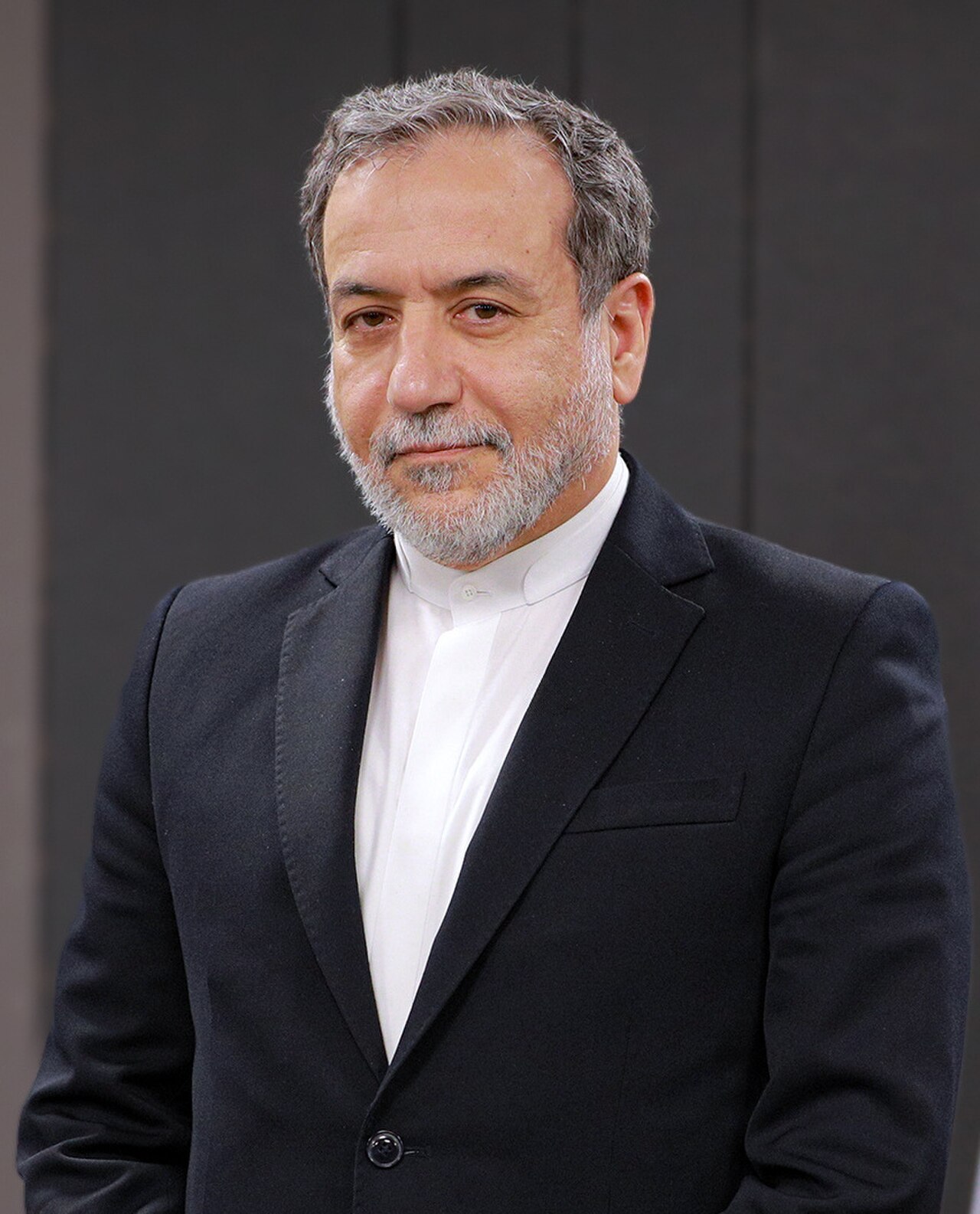 Porträt des iranischen Außenministers Abbas Araghtschi während eines Interviews