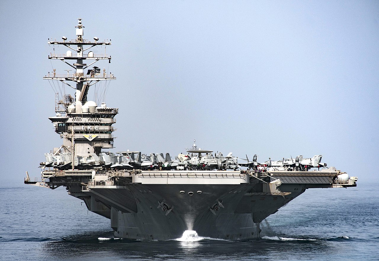 Der US-Flugzeugträger USS Dwight D. Eisenhower (CVN 69) passiert die Straße von Hormus.