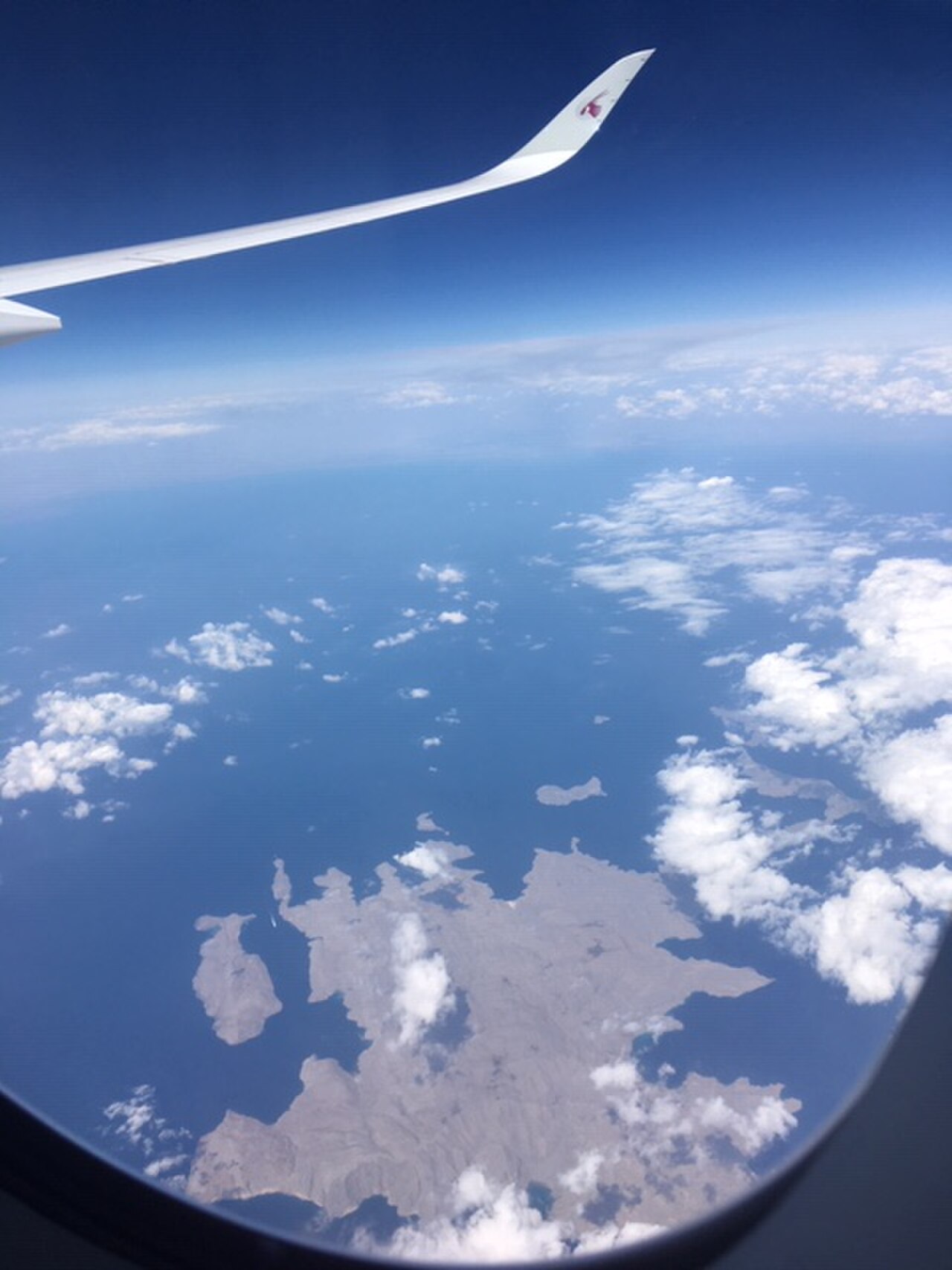 Blick aus rund 35.000 Fuß Höhe auf die Straße von Hormus zwischen Oman und der iranischen Küste.