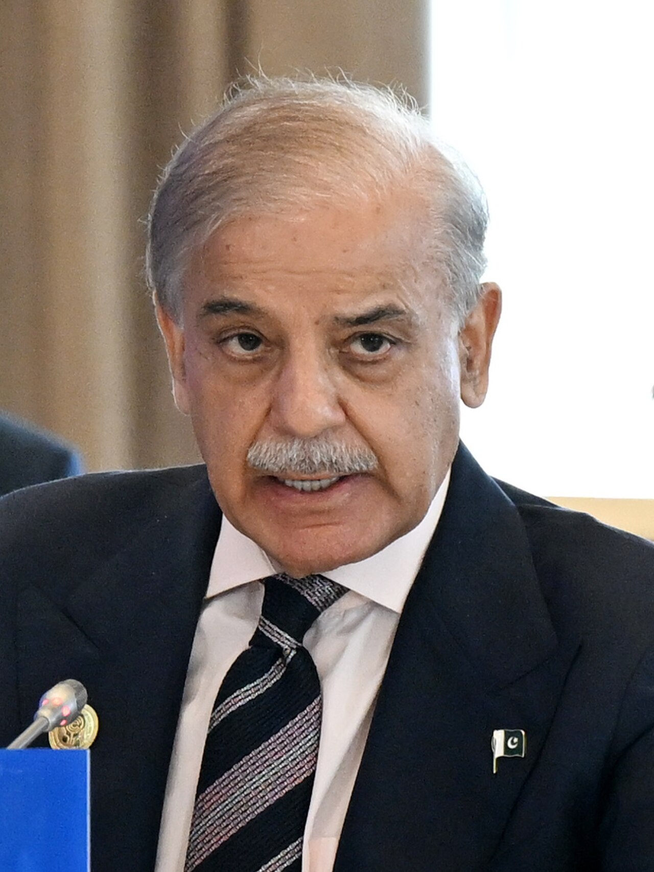 Pakistans Premierminister Shehbaz Sharif bei einem internationalen Gipfeltreffen.