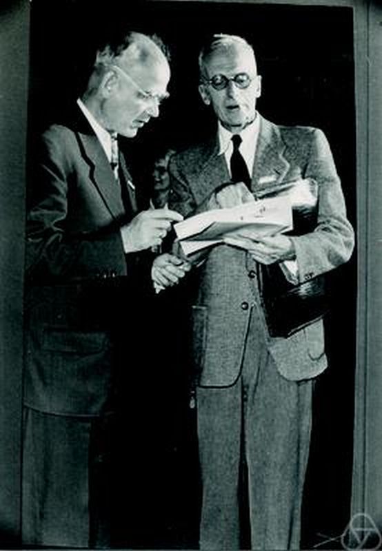 Ott-Heinrich Keller (links), der die nach Carl Gustav Jacobi benannte Vermutung 1939 formulierte, mit dem Mathematiker Hellmuth Kneser