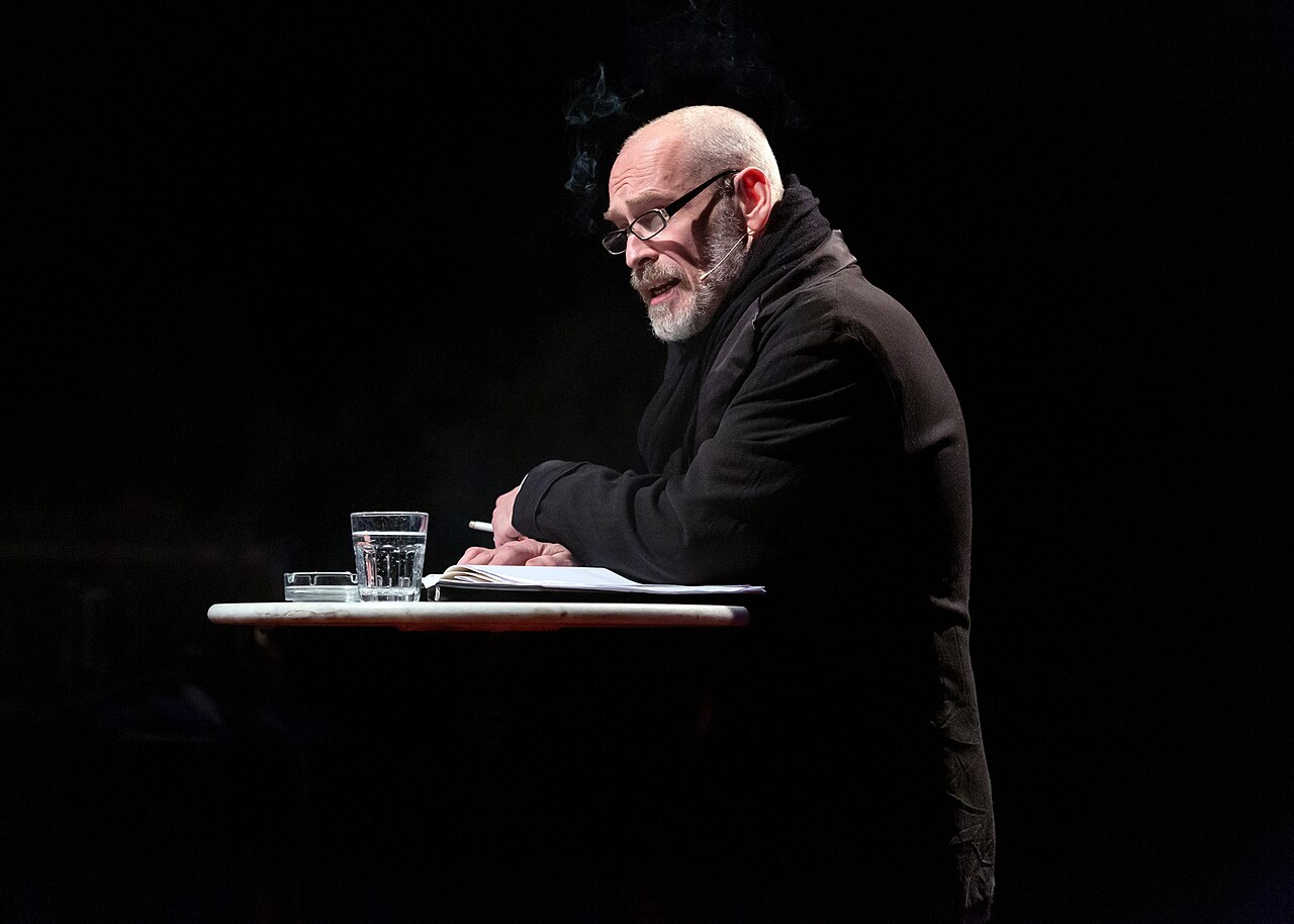 Johannes Krisch bei einer Aufführung im Rabenhof Theater in Wien im Februar 2019. Der österreichische Schauspieler ist am 27. Juli 2026 im Alter von 59 Jahren gestorben.
