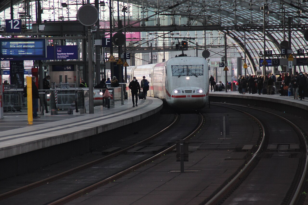 Ein ICE 374 der Deutschen Bahn am Berliner Hauptbahnhof