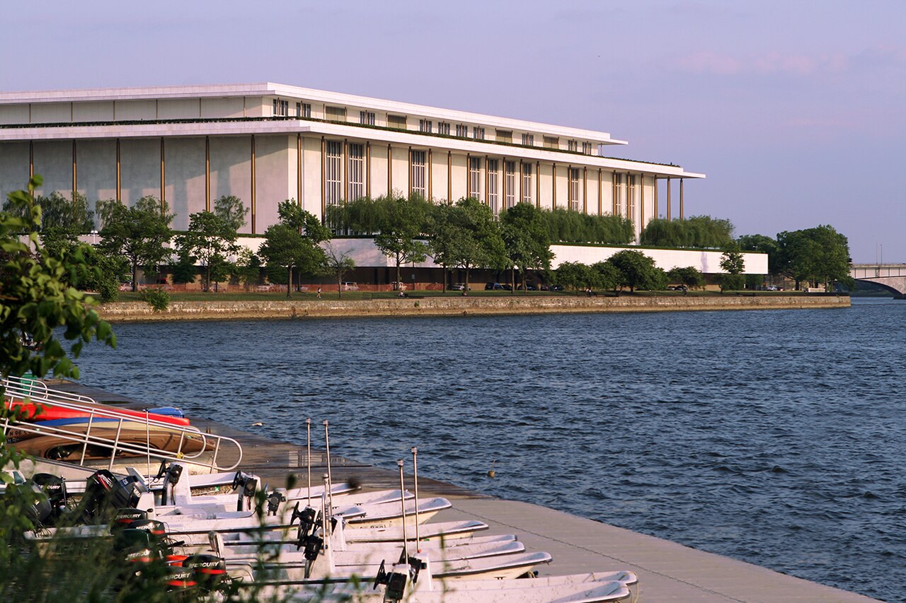 Das John F. Kennedy Center for the Performing Arts in Washington bei Sonnenuntergang