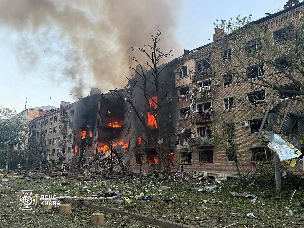 Beschädigtes Wohngebäude in Kiew nach dem russischen Großangriff in der Nacht zum 24. Mai 2026, dokumentiert vom Staatlichen Rettungsdienst der Ukraine.
