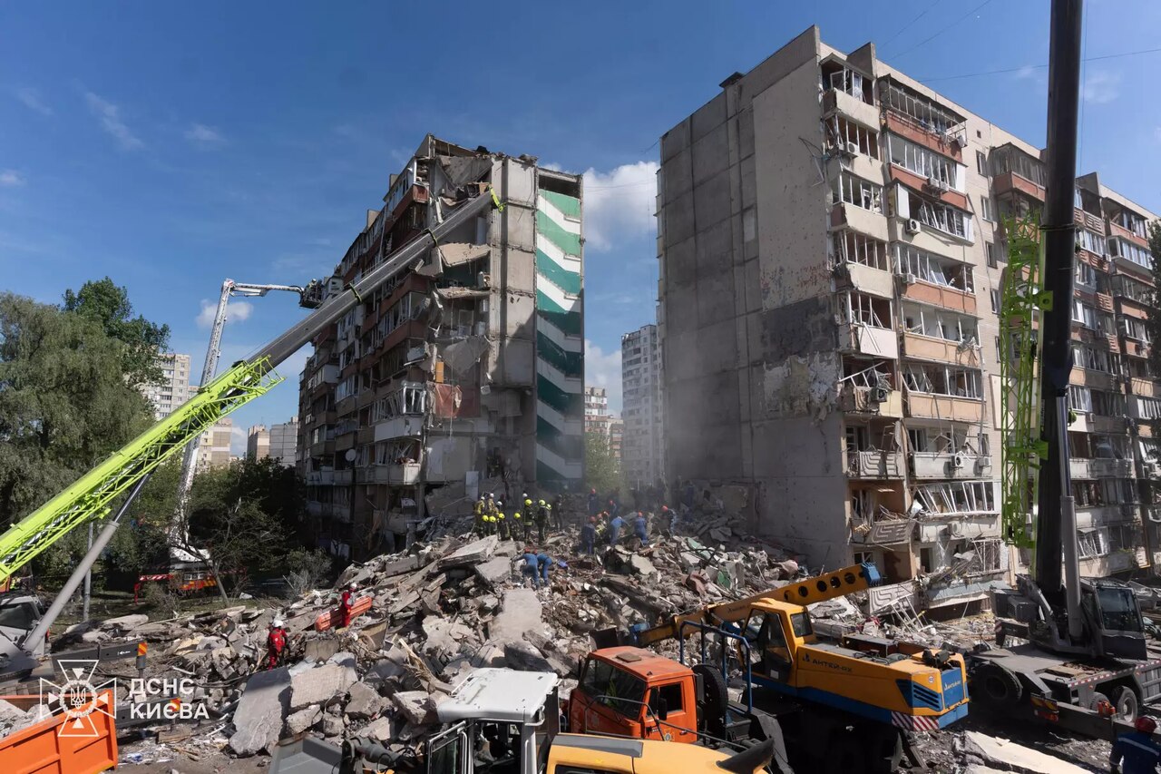 Zerstörter Wohnblock im Kiewer Stadtteil Darnyzkyj nach einem russischen Raketenangriff am 14. Mai 2026.