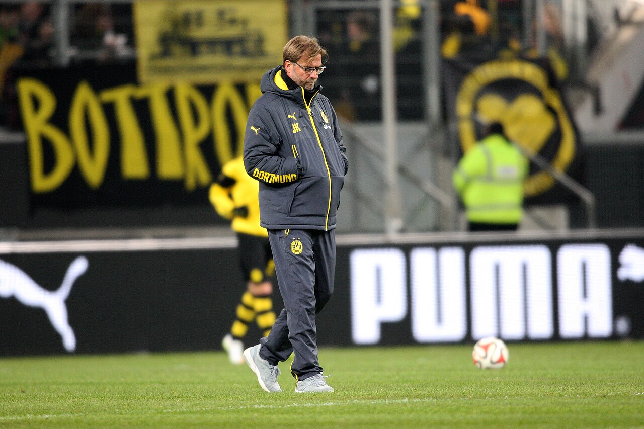 Jürgen Klopp am Spielfeldrand, Nahaufnahme im Trainingsanzug.