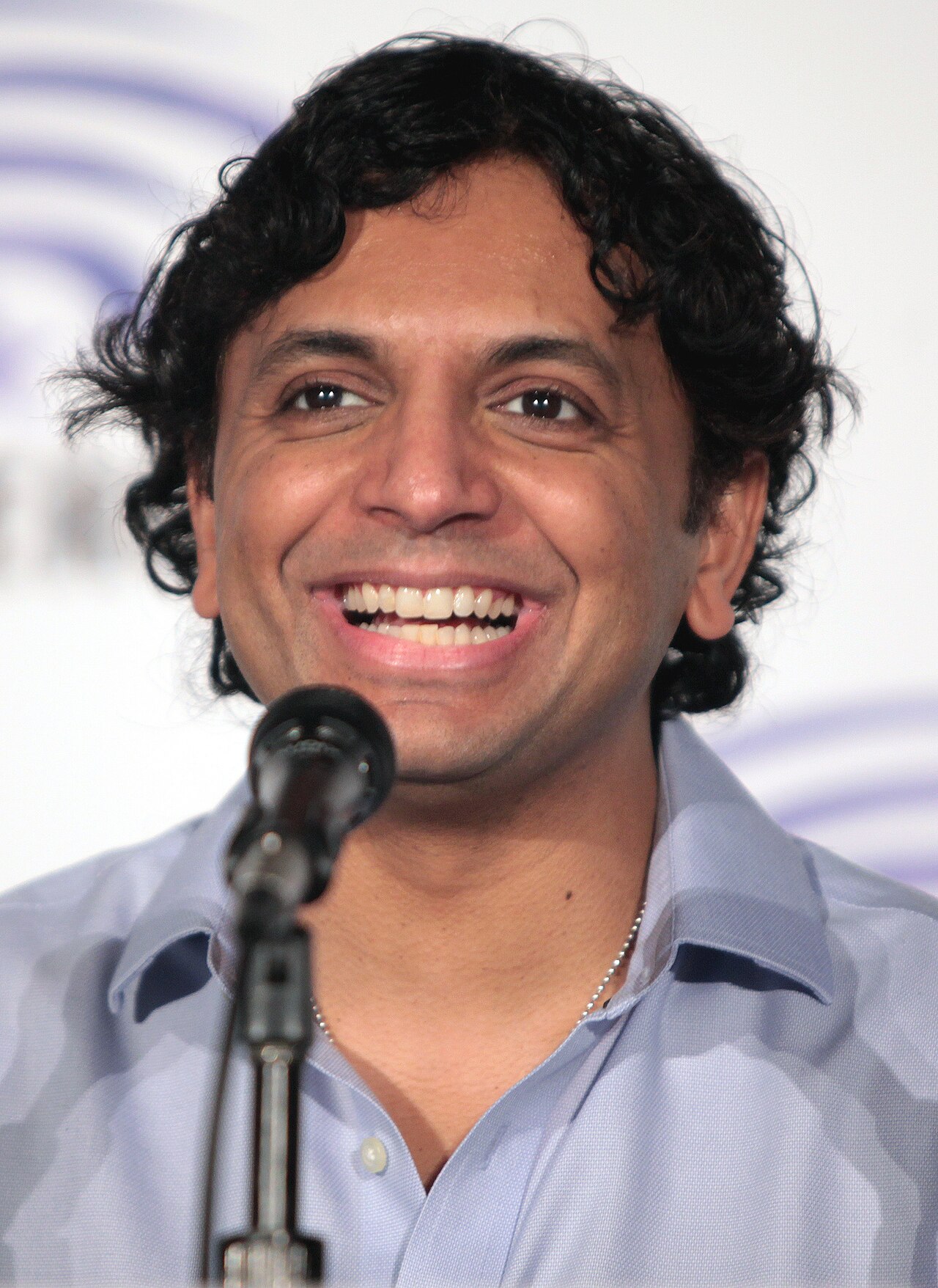 US-Regisseur M. Night Shyamalan bei der WonderCon 2016 in Los Angeles - er inszenierte Knock at the Cabin nach einem Roman von Paul G. Tremblay
