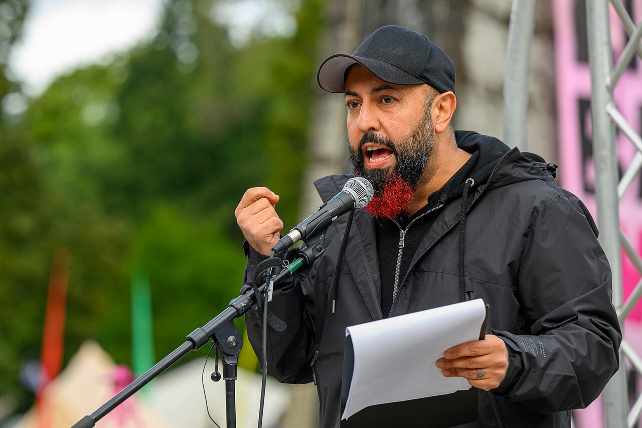 Ferat Koçak spricht 2022 auf der Eröffnung der Herbstrebellion von Extinction Rebellion im Invalidenpark Berlin.