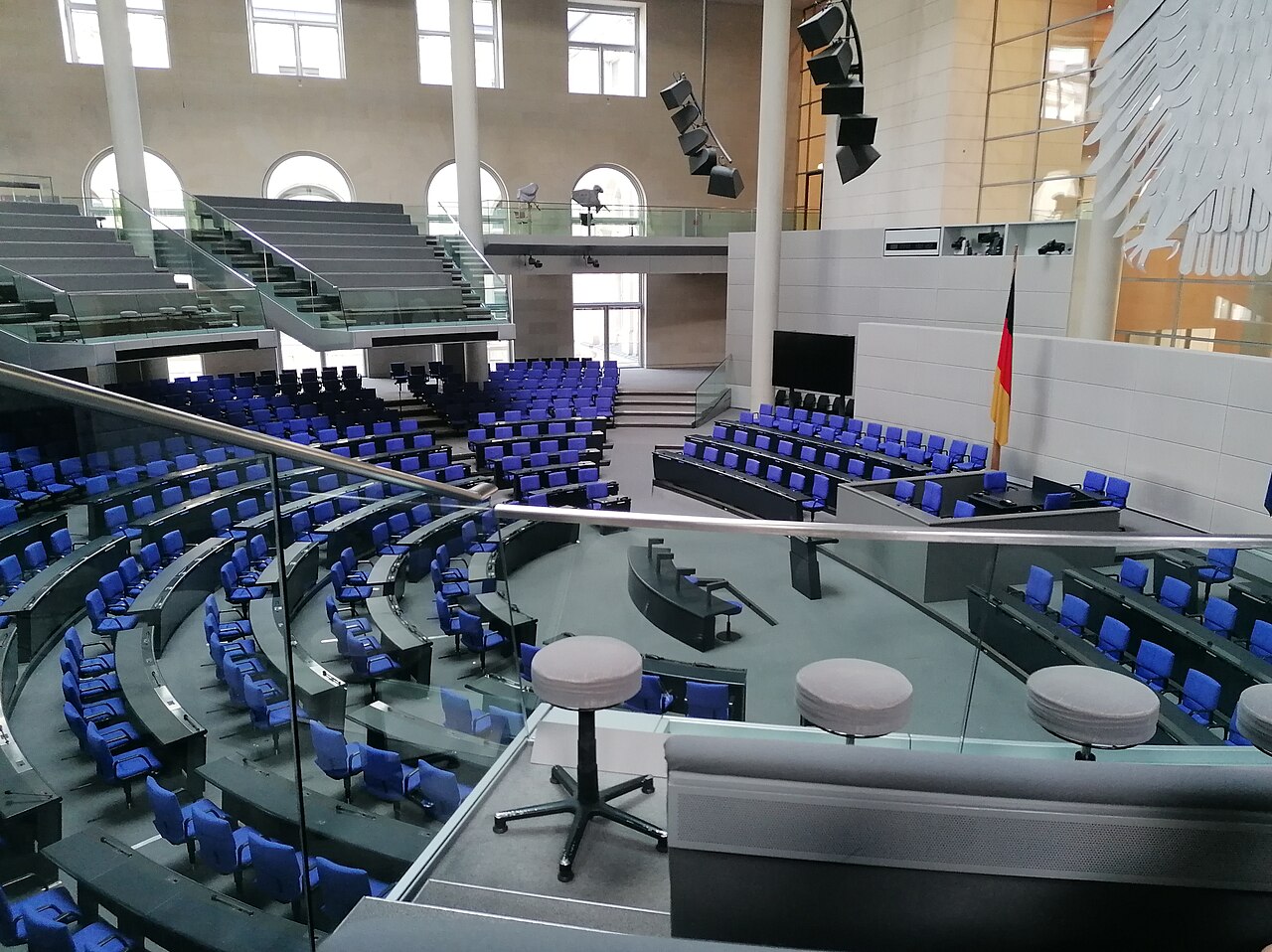 Innenansicht des Plenarsaals des Deutschen Bundestags im Reichstagsgebäude in Berlin.