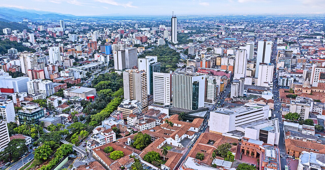 Skyline von Cali im Departamento Valle del Cauca - die drittgrößte Stadt Kolumbiens gehört zu den am stärksten vom Erdbeben vom 10. August 2026 betroffenen Metropolen.