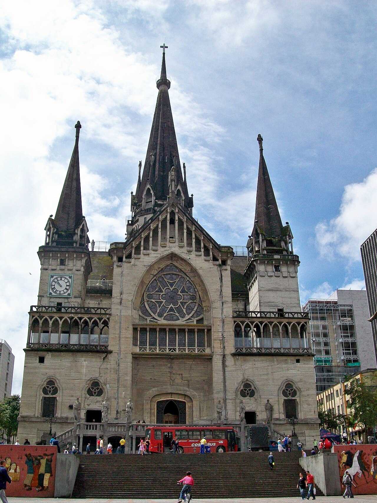 Die Kathedrale von Manizales in Kolumbien vor dem Erdbeben vom 10. August 2026, deren Turm beim Beben teilweise einstürzte