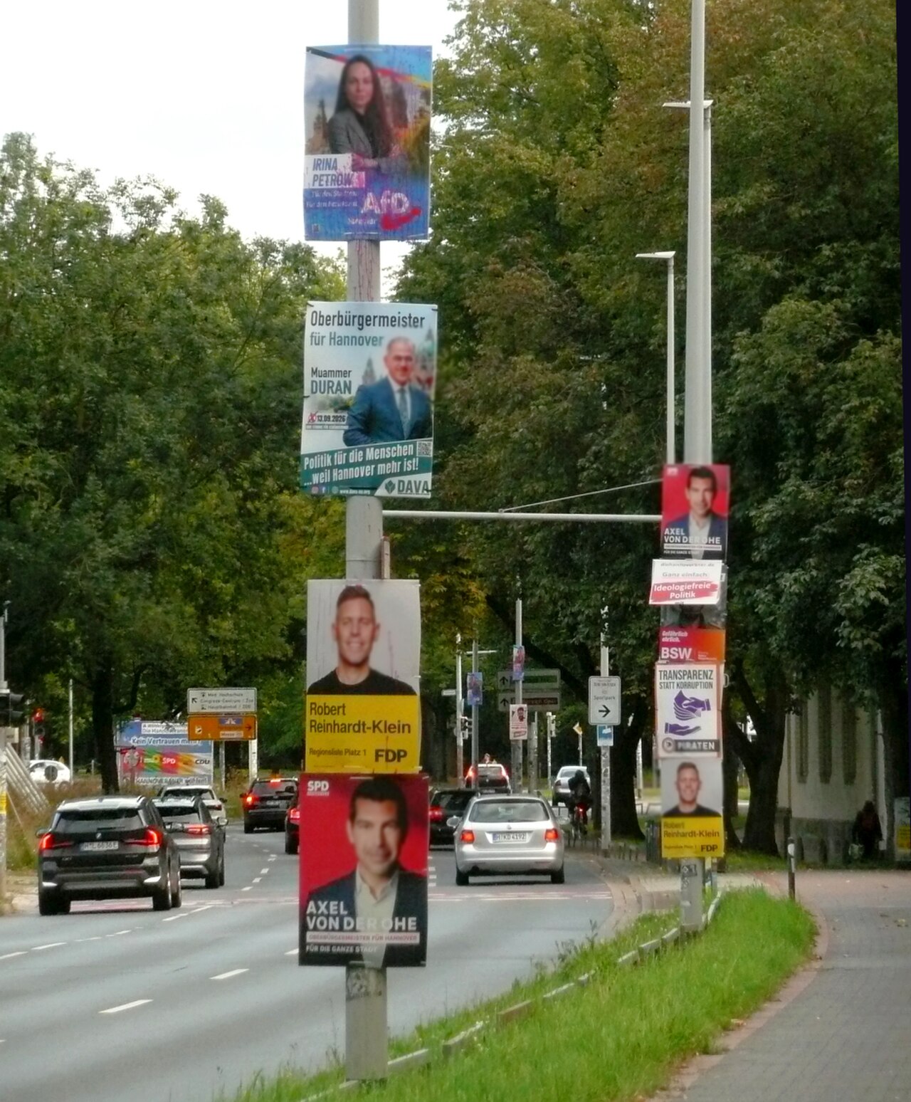 Wahlplakate zur Kommunalwahl 2026 in Hannover am Leibnizufer.