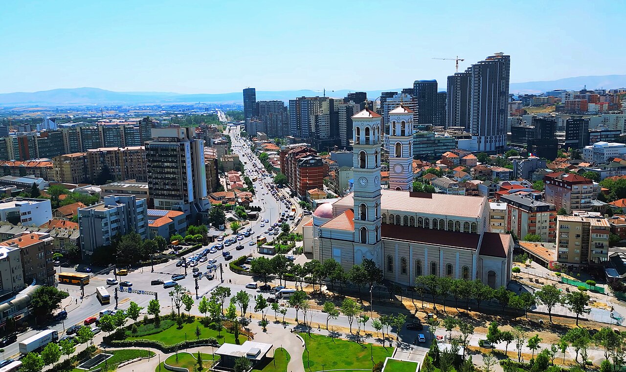 Blick über die kosovarische Hauptstadt Pristina im Juli 2026.