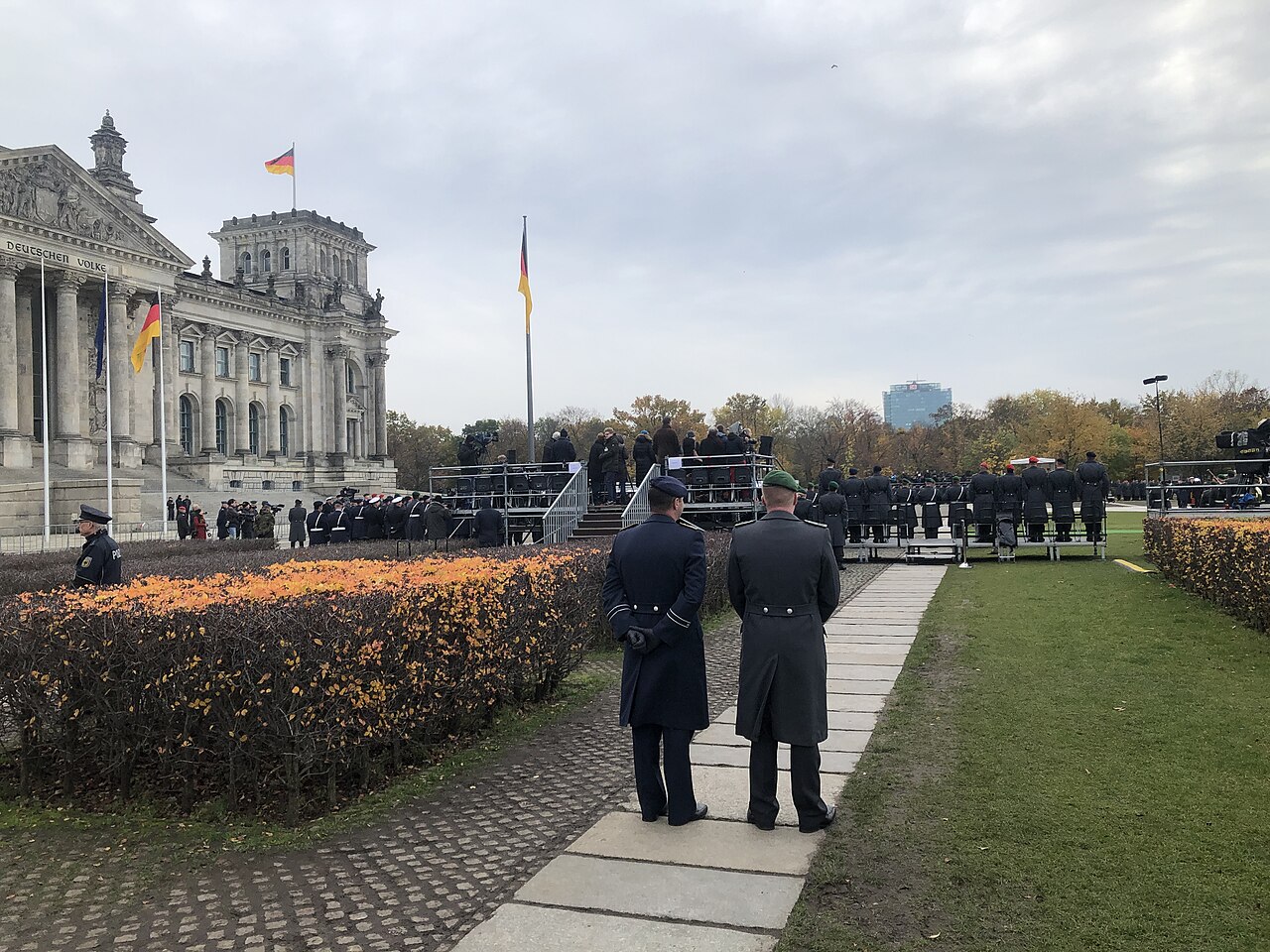 Feierliches Gelöbnis von Bundeswehr-Rekruten vor dem Reichstagsgebäude in Berlin