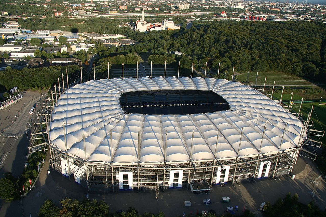 Volksparkstadion in Hamburg, Heimstätte des HSV und Namensträger Kühnes bis 2028