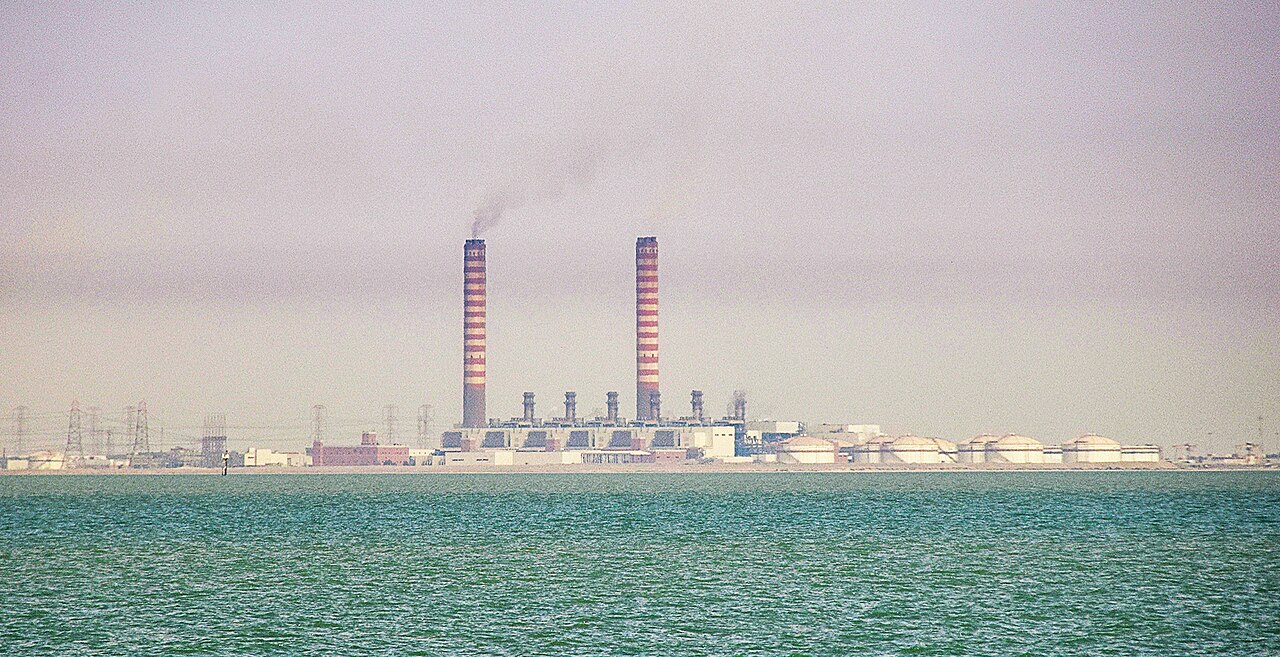 Das kuwaitische Thermalkraftwerk Sabiya an der Küste des Persischen Golfs, Symbolbild für die Strom- und Wasserinfrastruktur des Emirats.