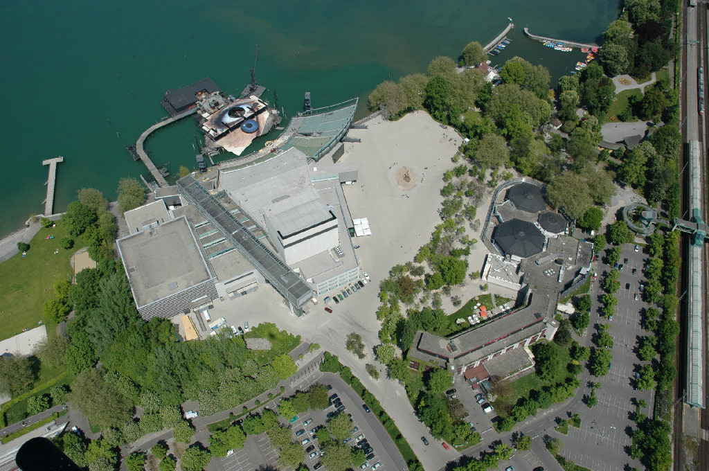 Luftaufnahme der Seebühne der Bregenzer Festspiele am Bodensee mit dem Festspielhaus im Hintergrund.