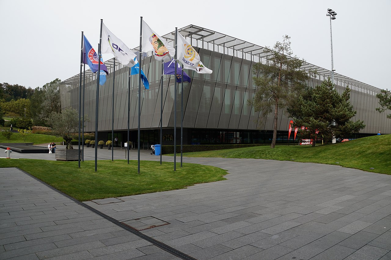 Home of FIFA - der Hauptsitz des Weltverbands in Zürich mit den Fahnen der Mitgliedsverbände.