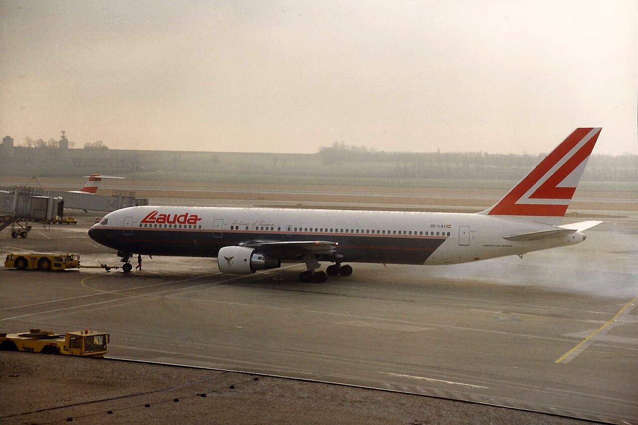 Boeing 767-300ER der Lauda Air mit der Registrierung OE-LAV, getauft auf den Namen „Mozart“, aufgenommen 1989 am Flughafen Wien-Schwechat.