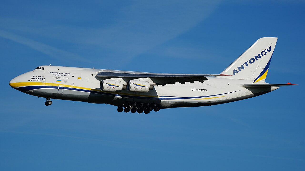 Eine Antonow An-124-100M der ukrainischen Antonov Airlines auf dem Vorfeld des Flughafens Leipzig/Halle.