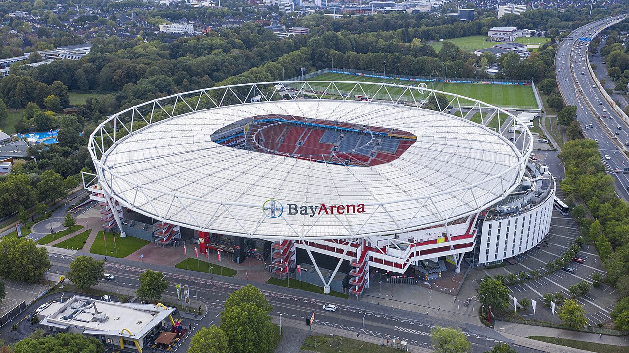 Luftaufnahme der BayArena in Leverkusen, dem Heimstadion von Bayer 04