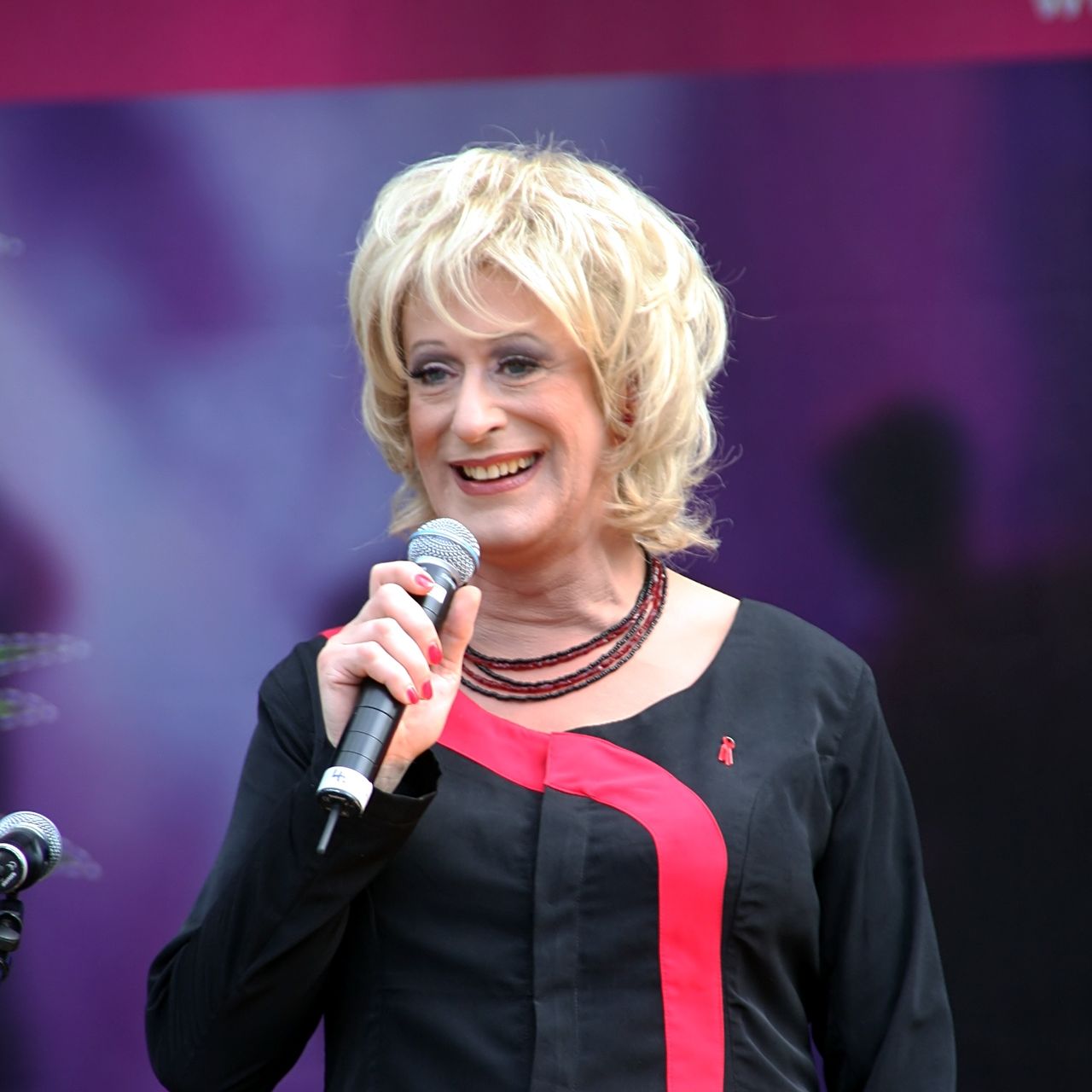 Lilo Wanders moderiert auf der Hauptbühne am Kölner Heumarkt beim CSD-Straßenfest ColognePride 2009.