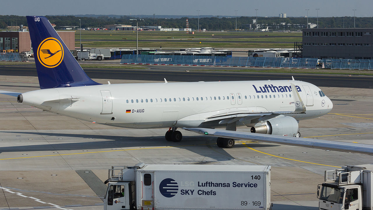 Lufthansa Airbus A320 auf dem Vorfeld des Flughafens Frankfurt am Main.