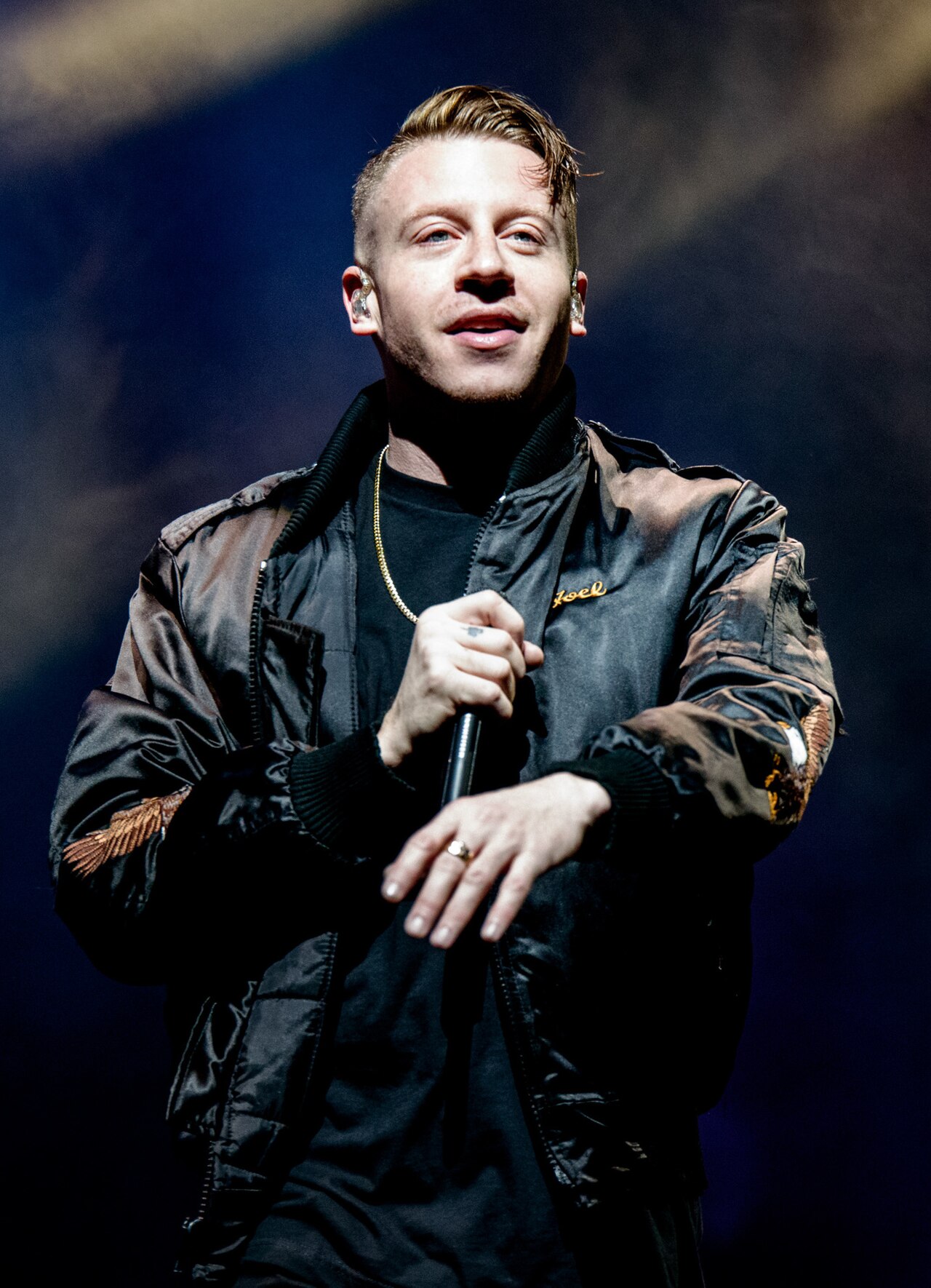 Macklemore auf der Bühne, Live-Auftritt 2016.