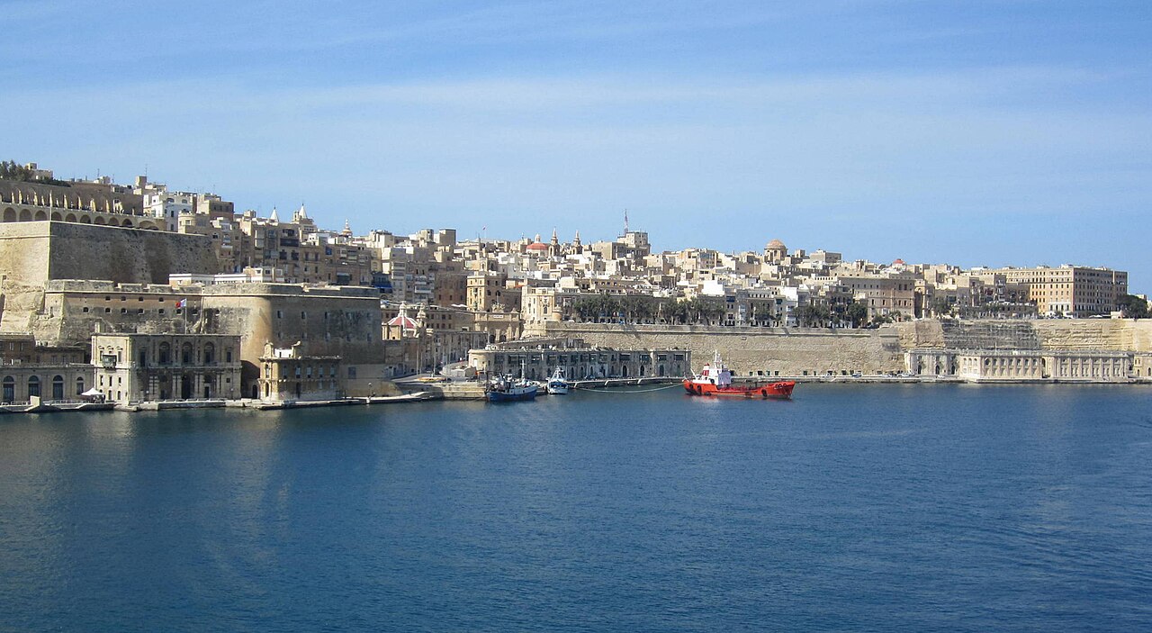 Panorama der maltesischen Hauptstadt Valletta mit den historischen Festungsmauern am Hafen